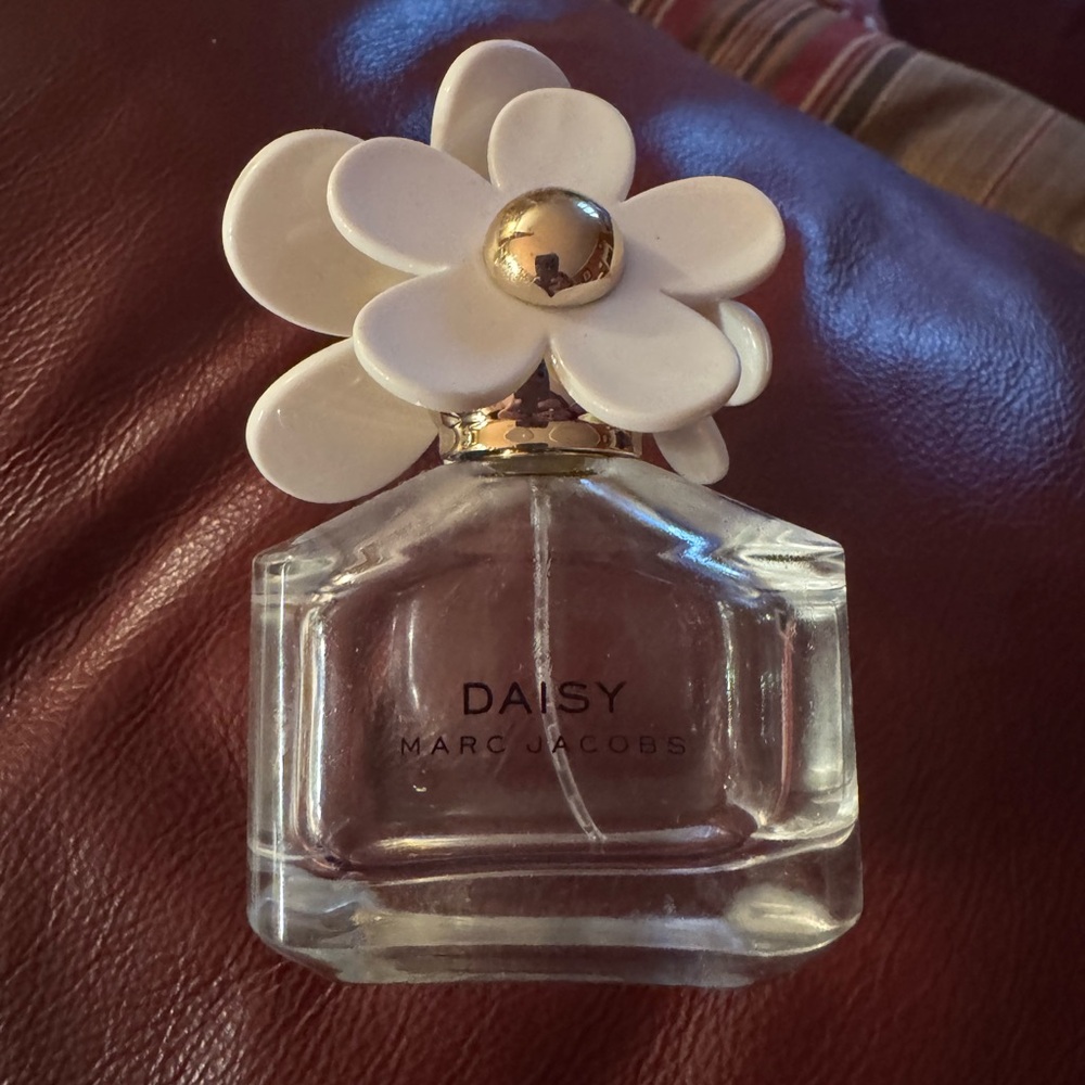 Marc Jacobs Daisy Perfume with White Floral Cap